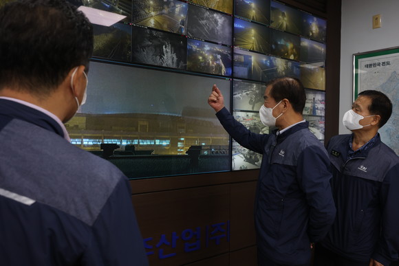 강구영 사장은 임기가 개시된 6일 0시 사천 본사 통합 상황실에 출근해 태풍 피해를 점검했다. ⓒ KAI