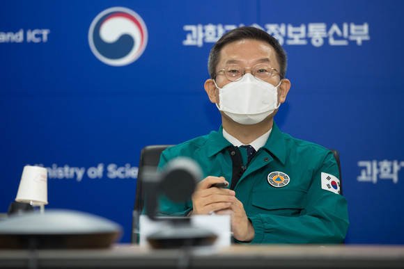 이종호 과학기술정보통신부 장관이 5일 오전 세종특별자치시 세종파이낸스센터 과기정통부 재난안전상황실에서 제11호 태풍 '힌남노' 북상에 대비한 통신‧방송‧우정서비스 분야 대처상황에 대한 점검을 하고 있다. ⓒ 과학기술정보통신부