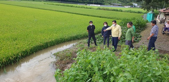 김진부 경남도의장이 태풍 '힌남노' 피해 현장을 점검하고 있다. ⓒ 경남도의회