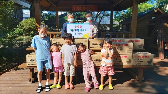 이영춘 진주상공회의소 회장이 추석을 맞아 사회복지시설 위문품을 전달하고 있다. ⓒ 진주상공회의소