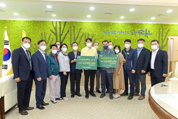 2023순천만국제정원박람회 성공개최 시민들의 기부금을 전달하고 기념촬영을 하고 있다. ⓒ 순천시