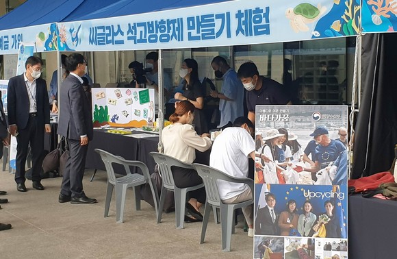 씨글라스 석고방향제 만들기 체험 모습. ⓒ 한국어촌어항공단