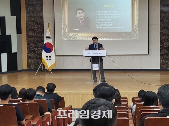 윤상현 의원이 경상국립대학교에서 서부경남 대학생·청년 토크콘서트 강연을 하고 있다. ⓒ 프라임경제