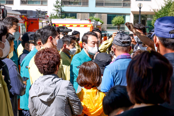 윤석열 대통령이 포항지역 아파트 피해지역 주민과 대화하고 있다. =김진호 기자