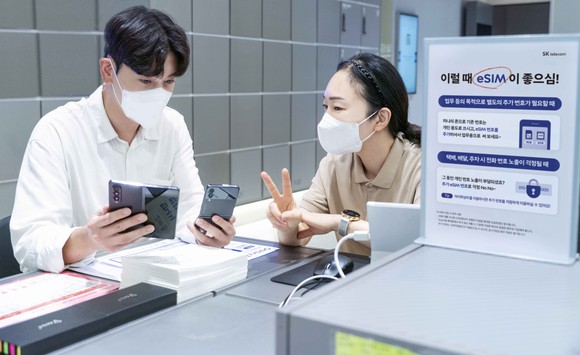 SK텔레콤은 9월부터 도입된 e심(Embedded SIM) 사용 환경에 맞춰 듀얼심(Dual SIM) 이용 고객들을 위한 '마이투넘버' 요금제를 8일 출시한다. ⓒ SK텔레콤