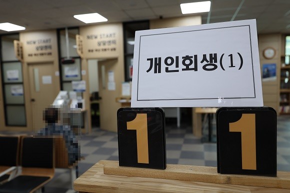 전체 연령대의 개인회생 신청 건수는 감소세지만, 20대 회생 신청자는 매년 증가하고 있다. ⓒ 연합뉴스