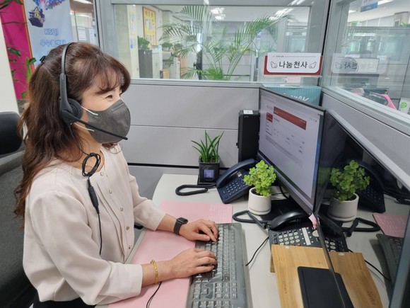 태광그룹 인프라·레저계열사 티시스는 독거노인 종합지원센터와 함께 홀로 계신 어르신과 콜센터 직원을 매칭해 주 2회 이상 안부전화를 드리는 '사랑 잇는 전화'를 진행하고 있다. ⓒ 태광그룹