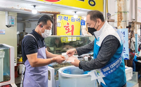 한국중부발전 김호빈 사장(오른쪽)이 전통시장 장보기를 시행하고 있다. ⓒ 중부발전