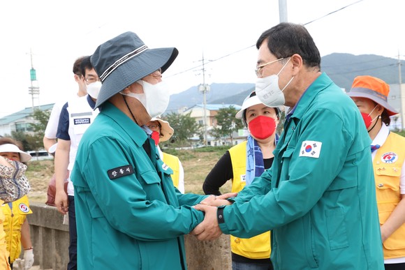 12일 경주시 내남 전포마을에서 주낙영 경주시장이(우측) 복구지원을 위해 경주를 찾은 권기창 안동시(좌측)장과 인사를 나누고 있다. ⓒ 경주시청