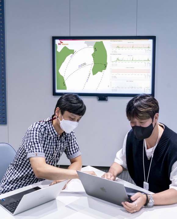 SKT 연구원들이 국제망에 PQC를 적용하기 위한 연구를 수행하고 있다. ⓒ SK텔레콤