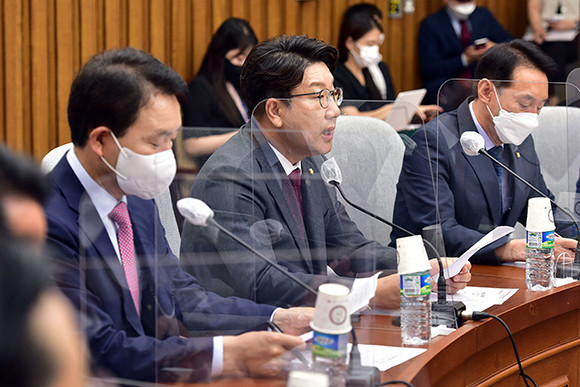 권성동 국민의힘 원내대표는 13일 원내대책회의에서 이재명 더불어민주당 대표 관련 견해를 밝혔다. ⓒ 연합뉴스