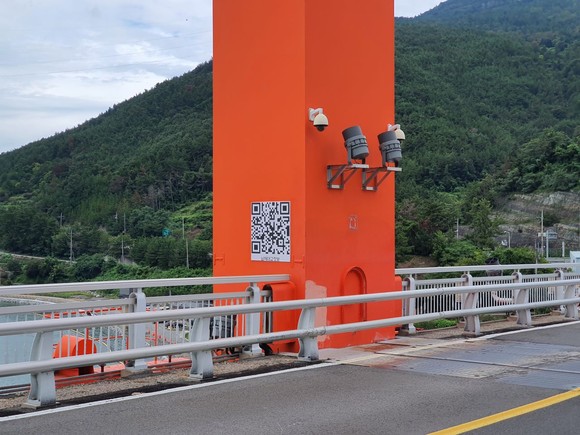 남해대교 원거리 QR 판넬. ⓒ 남해군