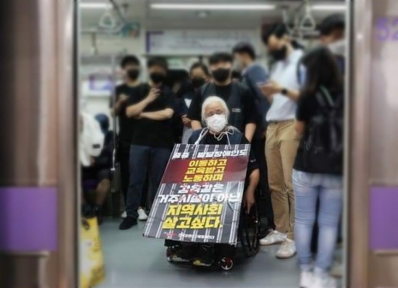 전국장애인차별철폐연대는 태풍 힌남노에 의해 중단했던 지하철 탑승 시위를 지난 13일 다시 진행했다. =김재섭 국민의힘 도봉갑 당협위원장 제공