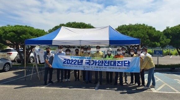 김성관 서천부군수는 지난 8일 주요 현장 집중안전점검을 실시 후 기념촬영을 하고 있다. ⓒ 서천군