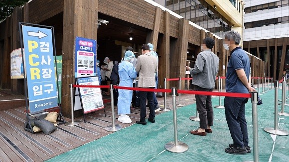질병관리청 중앙방역대책본부에 따르면 14일 0시 기준 코로나19 확진자는 9만3981명을 기록했다. ⓒ 연합뉴스