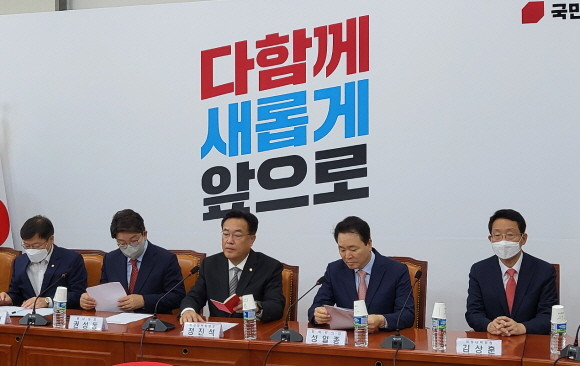정진석 국민의힘 비대위원장은 14일 최고위원회의 개의 전 본인이 비대위의 포부를 담아 배경에 적힌 문구를 작성했다고 언급했다. = 박성현 기자