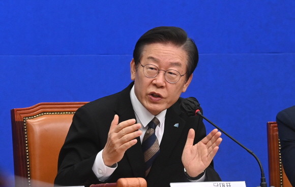 이재명 더불어민주당 대표는 14일 최고위원회의에서 윤석열 정부에 대한 공세를 이전보다 강하게 했다. ⓒ 연합뉴스