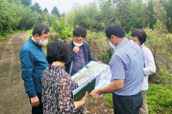 이병노 군수가 담양읍 반룡리 일원에 조성될 평화예술공원 현장을 점검하고 있다. ⓒ 담양군