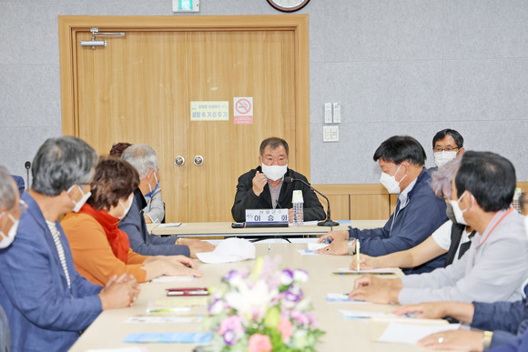 이승화 산청군수가 산청읍에서 현장소통을 이어 가고 있다. ⓒ 산청군