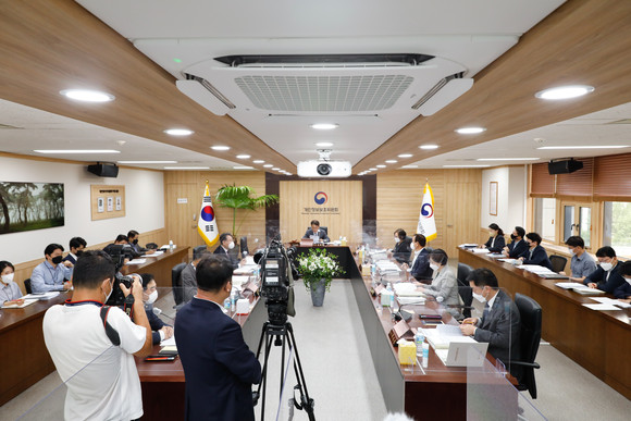윤종인 개인정보보호위원회 위원장이 14일 오전 서울 종로구 정부서울청사에서 개최된 제15회 개인정보보호위원회 전체회의를 진행하고 있다. ⓒ 개인정보보호위원회