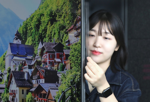 투명 와이파이 안테나 시제품을 TV에 부착한 모습. ⓒ LG유플러스