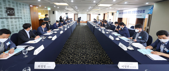경영계과 노동계는 경영책임자의 안전 및 보건 확보의무를 두고 시행령 개정에 차질을 빚고 있다. ⓒ 연합뉴스