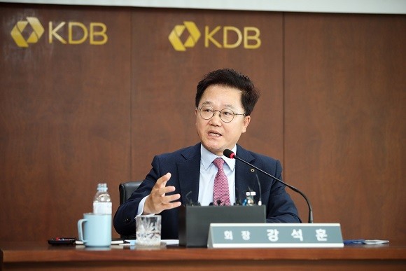 강석훈 산업은행 회장은 14일 취임 100일 기념 기자간담회에서 산은 부산 이전에 대한 의사를 밝혔다. ⓒ 산업은행