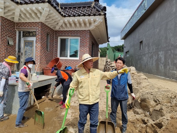 14일 경주 북국동 진티마을에서 경주시의회 의원들이 주민들과 함께 복구작업을 하고 있다. ⓒ 경주시의회