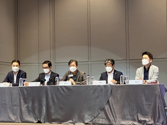 황현식 LG유플러스 사장을 비롯해 컨슈머부문장 정수헌 부사장, 기업부문장 최택진 부사장, 최고기술책임자(CTO) 이상엽 전무, 최고전략책임자(CSO) 권용현 전무 등 주요 경영진이 15일 오전 서울 중구 앰배서더 서울 풀만 호텔에서 열린 기자간담회에서 기자들의 질문에 답하고 있다. = 박지혜 기자
