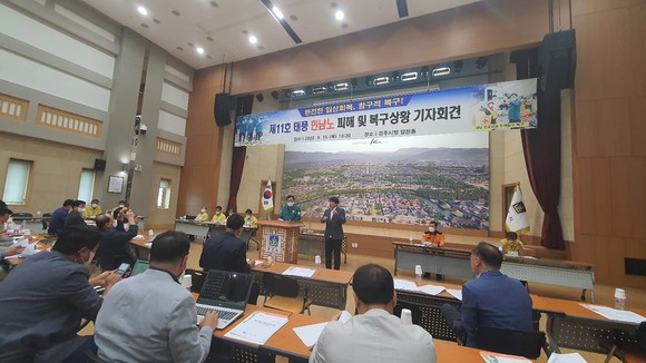 15일 주낙영 경주시장이 경주시청 알천홀에서 태풍피해와 복구상황에 대한 브리핑을 하고 있다. = 김진호 기자
