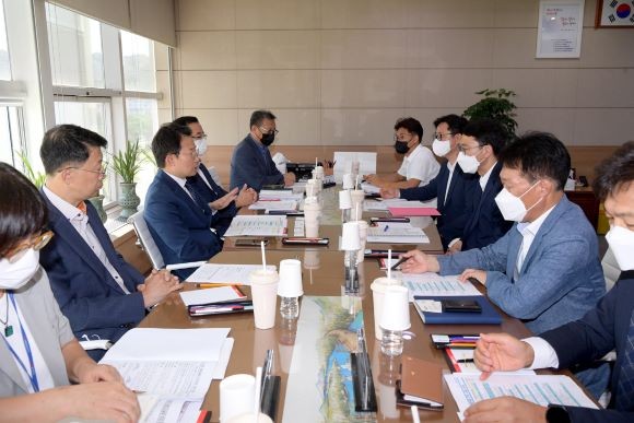 문영훈 광주광역시 행정부시장이 15일 오후 행정부시장실에서 열린 지역균형발전을 위한 협의회에 참석해 문성요 국토교통부 국토도시실장 등 관계자와 함께 광주 발전 방안을 논의하고 있다. ⓒ 광주광역시