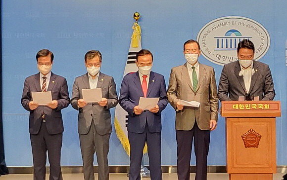 국민의힘 소속 농림축산식품해양수산위원회 위원들은 단독 처리된 양곡관리법 개정안이 절차적 하자가 있어 무효라는 견해를 밝혔다. = 박성현 기자