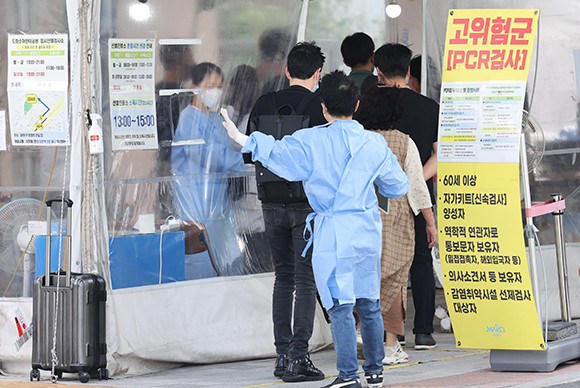 16일 0시 기준 코로나19 신규 확진자 수는 5만1874명이다. ⓒ 연합뉴스