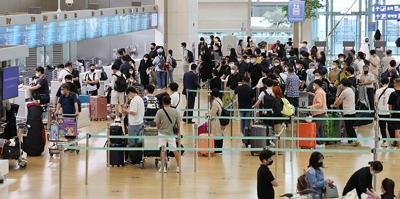 코로나19 검사 의무가 폐지되면서 해외여행 예약이 증가하고 있는 가운데 지난 14일 인천국제공항 제1터미널 출국장에서 여행객들이 탑승 수속을 위해 기다리고 있다. ⓒ 연합뉴스