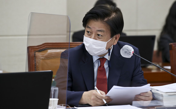 노웅래 국회의원이 노동조합의 교섭 대상인 사용자의 범위를 확대하고, 노조 및 근로자에 대한 손해배상 범위를 제한하는 '노동조합 및 노동관계조정법' 일부개정법률안을 대표 발의했다. ⓒ 연합뉴스
