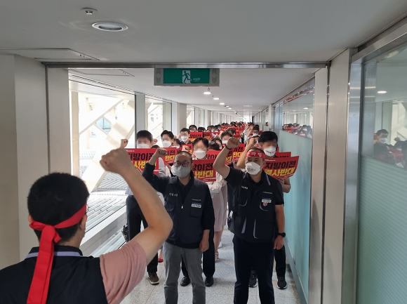 산업은행 노조는 강석훈 회장 집무실 앞에서 항의 집회를 벌이고 있다. = 이창희 기자
