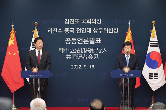 김진표 국회의장은 16일 국회를 방문한 리잔수 중국 전인대 상무위원장과 함께 공동언론발표를 진행했다. ⓒ 국회
