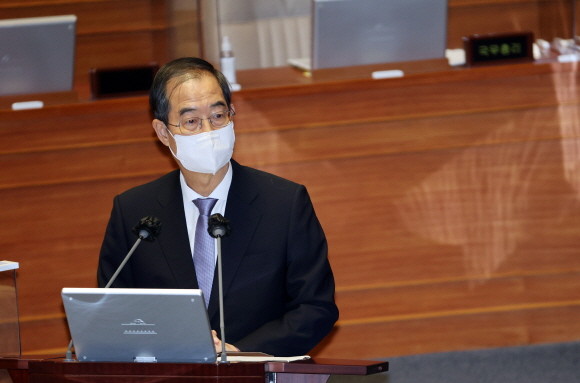 한덕수 국무총리는 19일 국회 대정부질문에서 태양광 발전 화성화 사업 운영실태 점검 결과에 대해 견해를 밝혔다. ⓒ 연합뉴스