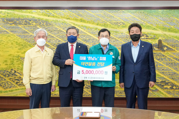 왼쪽부터 오영신 시민행정국장, 이철우 경주시의회 의장주낙영 경주시장, 이동협 경주시의회 부의장. ⓒ 경주시의회
