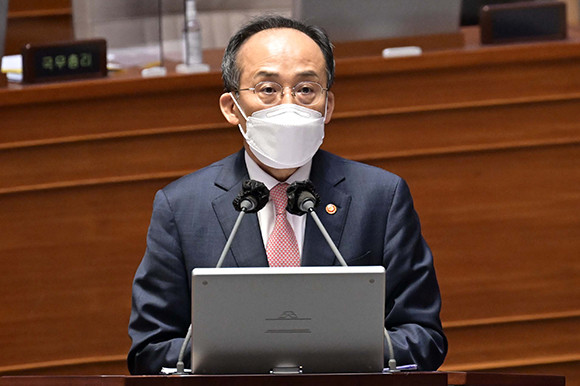 추경호 경제부총리 겸 기획재정부 장관은 21일 국회 대정부질문에서 지역사랑상품권 등 지역화폐 지원 예산을 삭감한 이유를 밝혔다. ⓒ 연합뉴스