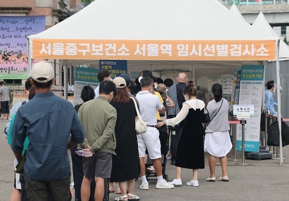 질병관리청 중앙방역대책본부에 따르면 22일 0시 기준 코로나19 확진자는 3만3009명을 기록했다. ⓒ 연합뉴스