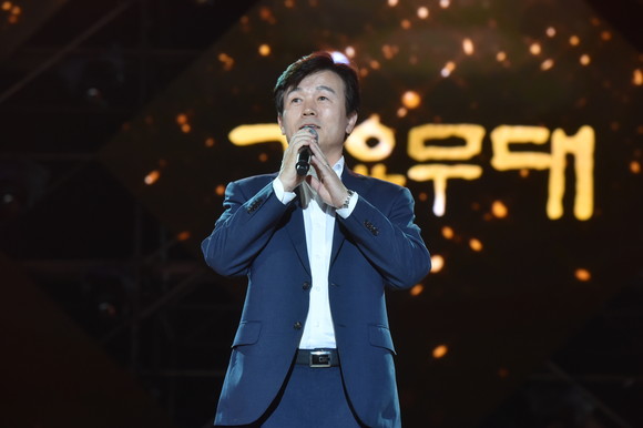 조규일 시장이 2018년 가요무대에서 축사를 하고 있다. ⓒ 진주시