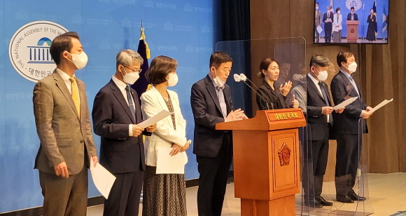 더불어민주당, 무소속 국회 교육위원회 위원들은 22일 국회 소통관에서 김건희 여사의 논문 표절 의혹 관계자를 증인으로 채택해야 한다고 밝혔다. = 박성현 기자