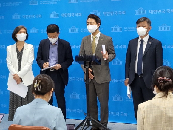 민주당 소속 국회 교육위원회 위원들은 기자회견이 끝난 후 기자들 앞에서 윤석열 대통령 영부인인 김건희 여사도 증인으로 세울 수 있다는 견해를 밝혔다. = 박성현 기자