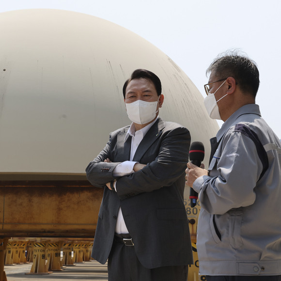 환경부가 원전을 친환경 경제활동으로 인정하는 녹색분류체계 초안을 20일 공개했다. 사진은 6월22일 윤석열 대통령이 두산에너빌리티를 방문해 관계자에게 설명을 듣고 있는 모습. ⓒ 연합뉴스