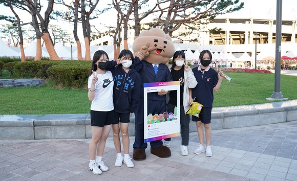 흥타령춤축제 2022 현장에서 학생들이 천안시 캐릭터 호두과장과 기념촬영을 하고 있다. ⓒ 천안시
