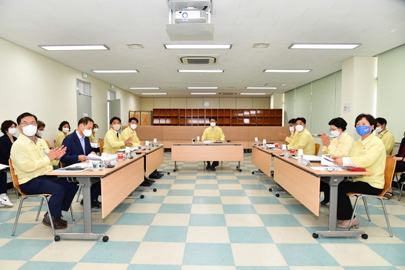 진주시의회 경제복지위원회가 공공기관과 관내 의료폐기물 처리업체를 방문하고 있다. ⓒ 진주시의회