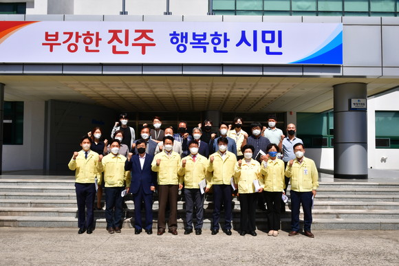 진주시의회 경제복지위원회가 진주바이오산업진흥원을 방문하고 있다. ⓒ 진주시의회