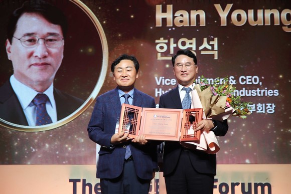 한영석 현대중공업 부회장(오른쪽)이 22일 전라북도 전주에서 열린 제3회 지니포럼에서 지니어워즈를 수상했다. 사진 왼쪽은 김관영 전북도지사. ⓒ 현대중공업