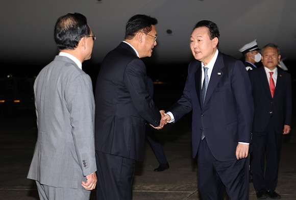 윤석열 대통령은 영국, 미국, 캐나다 등 3개국 순방 일정을 마친 후 24일 밤 귀국했다. ⓒ 연합뉴스